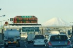 「富士山と観光地へ向かう車列」
