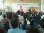 水島小学校で歌っている写真