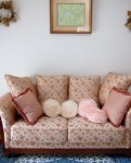 おニューのソファーは、ピンクのバラ柄＠恋するお菓子ワールド～