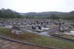 雨の墓地公園