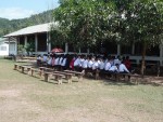 ラオスの村の学校を視察しています