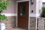 玄関ドアリフォーム　外壁を壊さず玄関ドアを枠ごと交換する　栃木県宇都宮市