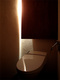 横から印象的な光が漏れるトイレ