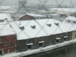 雪に覆われる小樽の運河倉庫街