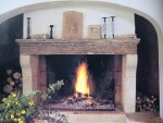 石で囲まれた大きな暖炉が、暖かな家を作ります。