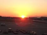 羽田空港からみる夕陽