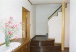 平塚の家　1階玄関ホール／正面は2階への階段